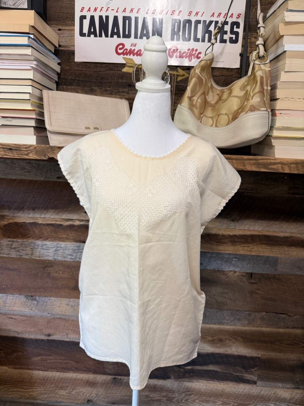 VINTAGE HANDMADE - Women's Light Yellow/Cream Short Sleeve Embroidered Lace Top
